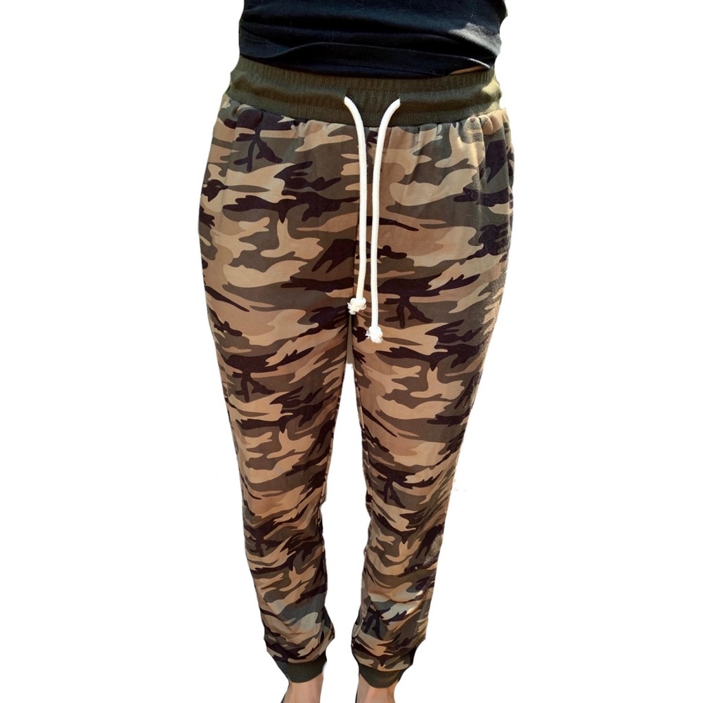Camo print jogger pants size small green
